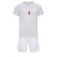 Danmark Simon Kjaer #4 Replika babykläder Bortaställ Barn VM 2022 Kortärmad (+ korta byxor)